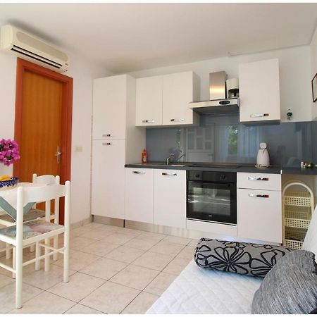 Mir Apartments Примоштен Екстер'єр фото