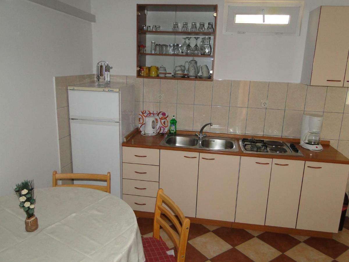 Mir Apartments Примоштен Екстер'єр фото
